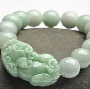 佩戴貔貅可以招财转运，貔貅适合什么生肖人戴呢？