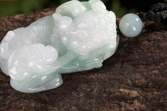 　　翡翠貔貅是常见的貔貅饰品，翡翠质地清润细腻，和寓意美好的貔貅搭配在一起，更得大家的喜爱，那你知道翡翠貔貅怎么开光吗？有些纯属无稽之谈，大家务必慎选！  　　翡翠貔貅怎么开光  　　将翡翠貔貅浸泡在装有阴阳水或者天地水的器皿中，浸泡三天三夜后取出，等其自然晾干以后，用茶油或者朱砂为其进行点睛，这样翡翠貔貅的开光就完成了。  　　貔貅自己怎么开光  　　貔貅自己开光，也就是将貔貅放到太阳光和月光容易照射到的地方，让貔貅充分吸收日月精华，摆放十六天以后，貔貅就可以完成自然开光了。  　　貔貅要怎么开光  　　为貔貅开光，第一个方法是采用佛家开光，也就是去佛家寺院开光，第二个方法是采用道家开光，就是去道观或者让道行深的师傅帮忙开光。  　　貔貅是怎么开光的  　　貔貅开光其实也并非那么难，我们可以直接在售卖正宗开光貔貅的专卖店购买，当中属念菩堂较为可靠，每月初一十五便会为貔貅举行开光法会，缘主可以看到貔貅开光的整个过程，念菩堂的貔貅开光真实，招财灵验。  　　看完上文相信大家已经知道翡翠貔貅怎么开光了吧，这上面的几个开光方法中，有一些纯属无稽之谈，大家千万慎选，在这里小编推荐大家选用最后一个开光方法，省时省力又省钱。