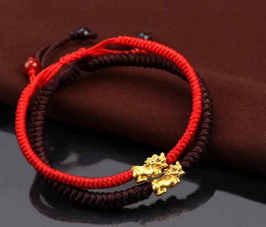 　　财富对于很多人而言是极具吸引力的，为了拥有更多的财富，除了需要努力拼搏，还可以借助一些招财吉祥物的帮忙。说到招财，人们首先想起的就是貔貅，人们奉请招财貔貅时，除了会关注效果，对招财貔貅的价格也十分在意，今天就让小编为大家讲讲招财貔貅价格。  　　招财貔貅价格  　　招财貔貅价格多少，材质是关键，我们首先要看制作貔貅的材质好不好。制作貔貅的材质有很多，玉石、金属、木材等等都可以用来制作貔貅。好的材质不仅有上好的手感和色泽，在灵性上也是极为出众的，好的材质会让貔貅的灵性更上一层楼，因此材质好的貔貅价值更高，价格自然也是更高的。  　　招财貔貅的价格  　　要想知道招财貔貅的价格，我们除了要关注材质问题，貔貅的大小、做工等等也是需要我们考虑在内的。招财貔貅除了有貔貅摆件以外，还有适合佩戴的貔貅首饰，如果是相同材质的招财貔貅，体积较大的价格自然会高上一些。不过我们还需考虑做工的问题，市面上的招财貔貅的价格有几百、几千、上万等等，我们可以根据自己的需求以及经济状况来选择适合自己的貔貅。  　　招财貔貅图片大全  　　招财貔貅的款式有很多，除了上图中展示出来的招财貔貅以外，还有很多不同款式的招财貔貅，每个人喜欢的东西都不同，所以在请招财貔貅的时候，还是根据自己的喜好来，不需要请材质最好的，也不需要请最贵的，适合自己的才是最灵验的。  　　貔貅什么材质的最招财  　　貔貅从来没有材质越好就越招财的说法，大家在请貔貅的时候，选上自己第一眼就喜欢的，适合自己的貔貅才最招财，可能你请的貔貅不是最贵的，但却是最适合你的，适合你的就可以给你带来无限好处。  　　现在大家知道招财貔貅价格了吧，只有符合自己心意的才对你最有用，这一点大家千万不可忘了，因此大家在奉请的时候只要挑选符合自己眼缘和喜好的即可，不用担心便宜的就没有作用。