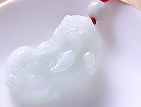 黄金貔貅佩带在手上好还是脖子上好？