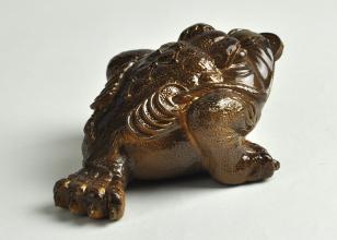 风水吉祥物三脚金蟾和貔貅的摆放与作用，宅内摆放金蟾，有吸财吐财、聚财镇财的作用