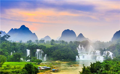 炒股一绝的吉祥物：女带白晶男带牛