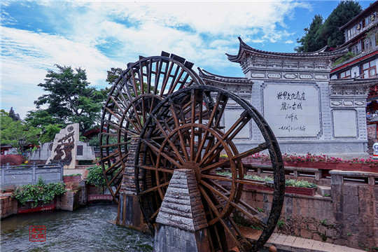 　　中国北宋司马光的哲学著作。仿汉代扬雄的太玄而作,共1卷,元元年(1086)书将成而先卒。他以“虚”为万物的本原,取名《潜虚》,有探索隐秘本原之意。他说：“万物皆祖于虚，生于气，气以成体,体以受性,性以辨名，名以立行，行以俟命。”这与张载“太虚即气”说相对立。全书内容分为义理、图式、术数3部分，相互贯通,合为一体。义理以五行为基础,吸取了阴阳、易卦、筮占的观念，构造了天地万物生成的秩序，借以论证封建社会“一以治万，少以制众”统治秩序的合理性。图式是按照气、体、性、名、行、命之序，制作了6个图，其中《行图》又包含了《变图》、《解图》，共为8式，并有文辞作解。术数以1～5为生数,五行相乘得25为天数，6～10为成数，生数与成数即1～10的自然数之和为55，是天地之数；人分为10等依次相迭形成一个塔形，正符合天地之数55，喻人事由天命所定之理；天数25乘以3才成75，为命数；虚其5而用70，为筮数。他创造了一套筮占的新法，依诸数按其筮法加以推衍，以印证其义理，实属象数学的新派。此书在司马光死后，有阙本与全本两种版本流传，后逐渐合为今本，后人有所增益。书后附有张敦实著《潜虚发微论》一卷，为主要注本。  　　阅笔《潜虚》·一卷、附《潜虚发微论》·一卷（浙江巡抚采进本）宋司马光撰。光有《温公易说》，已著录。是编乃拟《太玄》而作。晁公武《读书志》曰：此书以五行为本，五行相乘为二十五，两之为五十。首有气、体、性、名、行、变、解七图，然其辞有阙者，盖未成也。其手写草稿一通，今在子建侄房。朱子跋张氏《潜虚图》亦曰：范仲彪炳文家多藏司马文正公遗墨，尝示予《潜虚》别本，则其所阙之文甚多。问之，云温公晚著此书，未竟而薨，故所传止此。近见泉州所刻，乃无一字之阙，始复惊疑。读至数行，乃释然曰，此赝本也。其说与公武合。此本首尾完具，当即朱子所谓泉州本，非光之旧。又公武言气、体、性、名、行、变、解七图，熊朋来则言《潜虚》有气图，其次体图，其次性图，其次名图，其次行图，其次命图，其目凡六。而张氏或言八图者，行图中有变图，解图也。是命图为后人所补。公武言五行相乘为二十五，两之为五十，而今本实五十五行，是其中五行亦后人所补，不止增其文句已也。吴师道《体部集》有此书后序，称初得《潜虚》全本，又得孙氏阙本，续又得许氏阙本，归以参校，用朱子法，非其旧者，悉以朱圈别之，然其本今亦不传。林希逸尝作《潜虚精语》一卷，今尚载《鬳斋》十一稿中，凡所存者，皆阙本之语，而续者不载，尚可略见大概。然於阙本中亦不全取，究无以知某条为赝本，盖世无原书久矣，姑以源出於光而存之耳。陈淳讥其所谓虚者，不免於老氏之归。要其吉臧平否凶之占，以气之过不及为断，亦不失乎圣贤之旨也。张敦实论凡十篇，据吴师道后序，则元时已附刻於后，今亦并存。敦实，婺源人。官左朝奉郎监察御史。其始末无考。考《太玄经》末有右迪功郎充浙江提举盐茶司干办公事张实校勘字，疑即一人。或南宋避宁宗讳，重刻《太玄经》时删去敦字欤？是不可得而详矣。  　　潜虚的目录：  　　万物皆祖于虚生于气气以成体体以受性性以辨名名以立行行以俟命故虚者物之府也气者生之户也体者质之具也性者神之赋也名者事之分也行者人之务也命者时之遇也  　　阅笔气图●  　　阅笔体图●  　　阅笔一等象王二等象公三等象岳四等象牧五等象率六等象侯七等象卿八等象大夫九等象士十等象庶人一以治万少以制众其惟纲纪乎纲纪立而治具成矣心使身身使臂臂使指指操万物或者不为之使则治道病矣卿诎一大夫诎二士诎三庶人诎四位愈卑诎愈多所以为顺也诎虽多不及半所以为正也正顺?坠之大谊也  　　阅笔性图●  　　阅笔凡性之序先列十纯十纯既浃其次降一其次降二其次降三其次降四最后五配而性备矣始于纯终于配天地之道也  　　阅笔名图●  　　阅笔一六置后二七置前三八置左四九置右通以五十五行叶序卬而瞻之宿躔从度卬则为宫俯则为坠卬得五宫俯得十数元余者物之始终故无变齐者中也包斡万物故无位逡至之气起于元转而周三百六十四变变尸一日乃授于余而终之以步廿曳轨以叶岁纪人之生本于虚虚然逡形形然逡性性然逡动动然逡情情然逡事事然逡德德然逡家家然逡国国然逡政政然逡功功然逡业业终则返于虚矣故万物始于元著于裒[蒲侯]存于齐消于散讫于余五者形之运也柔刚雍昧昭姓之分也容言虑聆觌动之官也繇懠[笺西]得罹耽[都含]情之訹[恤]也前却庸妥[吐火]蠢[尺尹]事之变也讱[刃]宜忱喆戛德之涂也特偶匿续考家之纲也范徒丑隶林国之纪也禋[因]准资宾或政之务也敩[效]理绩育声功之具也兴痡[铺]泯造隆业之著也为人上者将何为哉养之教之理之而已养之故人赖以生也教之故人赖以明也治之故人赖以乂也夫如是故人爱之如父母信之如卜筮畏之如雷霆是以功成而名白也夫为人上而不能养则人离叛矣养而不能教则人肴乱矣教而不能治则人抵捍矣三具者亡而祈有功者可得乎  　　阅笔行图变图解图●●●●●●●●●●●●●●●●●●●●●●●●  　　阅笔命图●  　　阅笔元余齐三者无变皆不占初上者事之始终亦不占[阙]五行相乘得二十五又以三才乘之得七十五以为策虚其五而用七十分而为二取左之一以挂于右揲左以十而观其余置而扐之复合为一而再分之挂揲其右皆如左法左为主右为客先主后客者阳先客后主者阴观其所合以名命之既得其名又合蓍而复分之阳则置右而揲左阴则置左而揲右生纯置右成纯置左揲之以七所揲之余为所得之变观其吉凶臧否平而决之阳则用其显阴则用其幽幽者吉凶臧否与显戾也欲知始终中者以所筮之时占之先体为始后体为中所得之变为终变已主其大矣又有吉凶臧否平者于变之中复为细别也不信不筮不疑不筮不正不筮不顺不筮不蠲不筮不诚不筮必蠲必诚神灵是听[阙]玄以准易虚以拟玄玄且覆瓿而况虚乎其弃必矣然子云曰后世复有扬子云必知玄吾于子云虽未能知固好之矣安知后世复无司马君实乎  　　