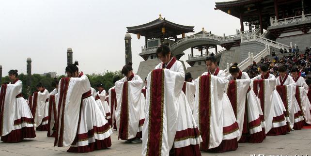 清明扫墓有讲究，农村习俗“前三后四、左五右六”是什么意思？