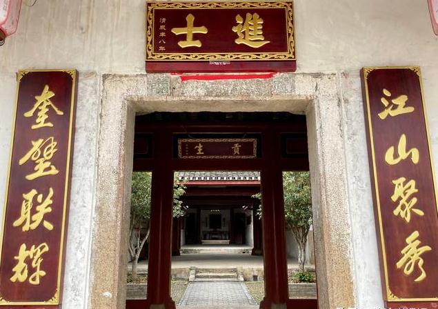 如何通过养风水鱼改善家庭财运？