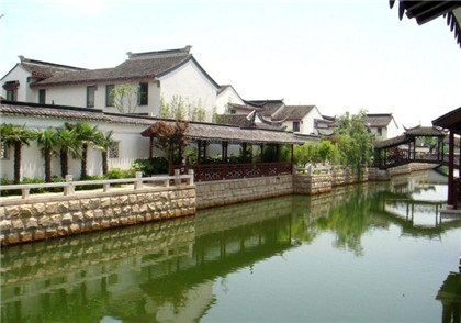 　　有网友在网上提问出有关于风水葫芦如何开光的问题，易德轩小编针对这个问题为你提供相关吉祥物摆件的问题解答，希望对你有帮助。  　　我们在平常的生活中都很重视风水，而风水用品一般要经过开光才可以发挥作用，一般的风水物品都会请法师开光，或者干脆自己开光，以期望将风水摆件的功效发挥到最大，那么葫芦摆件又该如何开光呢？接下来就带你了解一下葫芦也需要开光？以及葫芦如何开光。  　　风水用品  　　道教如何开光  　　葫芦的开光与其他吉祥物的开光并无两样，需要一定修行的大师才能达到开光加持的效果，自己也能开光，但因个人的修行不足、条件不允许或者操作不当，往往达不到开光的效果，赋予葫芦最佳的风水功效。  　　开光分为以下几个步骤：  　　1、准备法事：  　　准备法器、朱砂、毛笔、新毛巾（白色和黄色）、化煞镜、柳树条、净水。  　　2、择吉念经：  　　选出吉时，准备两种经文（《大悲咒》和《般若波罗蜜多心经》诵经时间一般为45分钟。在开光仪式中，诵过《大悲咒》之后，在诵《般若波罗蜜多心经》的同时，用柳树条将净水撒于葫芦上。  　　3、去煞除尘：  　　右手持白毛巾（或者是黄色毛巾），在葫芦周围顺时针擦拭三次，逆时针擦拭三次。其意义是擦去吉祥物过去旧的信息，达到净化作用，为下一步注入阳气做准备。  　　4、镜注阳气：  　　口中不停念诵经文，用镜子对光的反射，照在葫芦上（镜子可以聚集八方阳气镇压阴恶凶灵，在诵读经文的同时，将纯阳之气引入开光葫芦中）；再次净化葫芦，赋予葫芦阳气和灵气。  　　5、神笔点砂：  　　这一步有画龙点睛之效，给葫芦护身。就像给葫芦披上红袍一样，加持正阳之气，使不正之气见而避之。佛教开光法师用加持过法力的神笔，蘸上朱砂，持笔凌空写上咒语。口中念诵经文。至此，开光仪式进行完毕。  　　自己对葫芦开光  　　1、选择一个吉日，与葫芦独处  　　2、将葫芦面向当日财神所在方位  　　3、在葫芦身后，面向当日财神所在的方位，双手合十，比前许愿三分钟，许愿心诚则灵  　　4、许愿完成，将葫芦面向自己  　　5、取出茶油，用棉签蘸少许，点在葫芦上  　　6、左手按住葫芦，右手拇指轻抚葫芦头部，自前向后。摸三次，一摸葫芦运程旺盛，再摸7，葫芦财运滚滚，三摸葫芦平步青云。  　　8、松开耳朵，去除葫芦脖子上的红绳，使葫芦重新可以进食  　　9、开光完成  　　佛教对葫芦开光  　　拿到寺庙让道行高深的大师开光，主法者先拿新毛巾向葫芦做一个擦葫芦的动作，说一首偈语，赞颂佛菩萨的功德，此为开眼也。再次拿镜子向佛像正面对照，说几句寺院佛像完成的因缘；然后主法者拿起朱砂笔，在说一首偈语，然后将朱砂笔在佛眼的方向做一个点的动作，大喊一声开，经过如上的一番仪式，开光就完成了。其实很多人都不知道，如何才能把你身上的葫芦开光，其实开光是一件很伤元气的事情。要配合时辰，和你本人的流年运程。  　　开光对于一件风水用品来说是很重要的，没经过开光的风水用品和普通的物品没多大区别，葫芦是我们最常使用的一种风水用品，而开光后的葫芦可以达到很大的效果，你家的葫芦开光了吗？如果还没有赶快让葫芦开光吧。