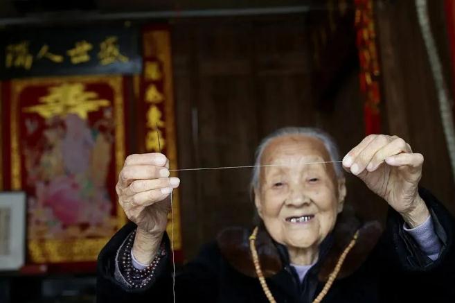 面相显示"腾蛇入口，属饿死之相"却享晚年之福，真正改变命运的人！