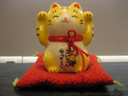 招财猫左手招什么右手招什么？招财猫配饰的作用
