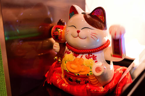 招财猫里放几个硬币合适？招财猫摆放禁忌生肖