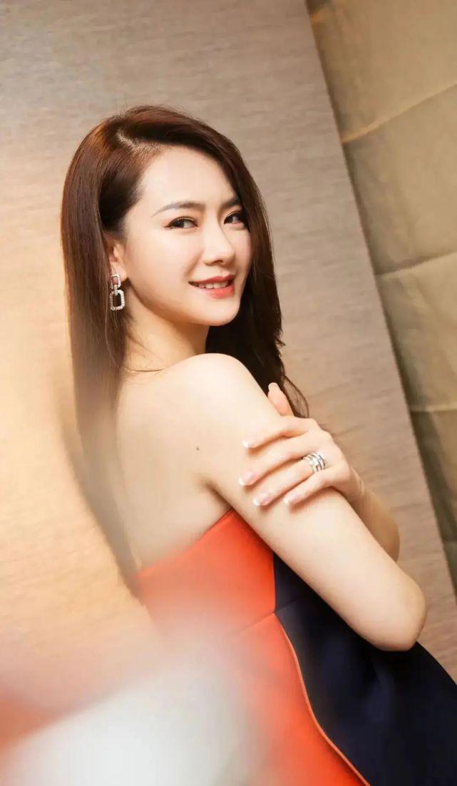 别纠结啦 女人适合这些颜色的钱包