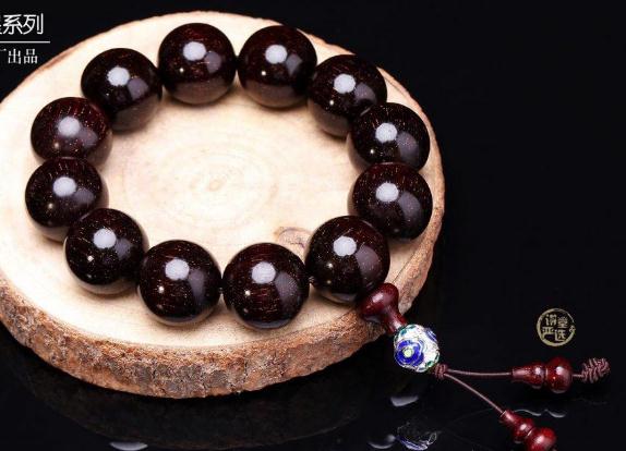 带紫檀木念珠手链有什么意义吗？