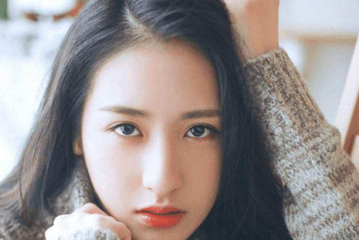 方形额头面相女人