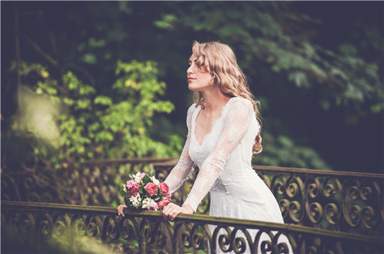 “秋天里盛开的幸福花朵—女人迎来迟来的晚年走运面相”