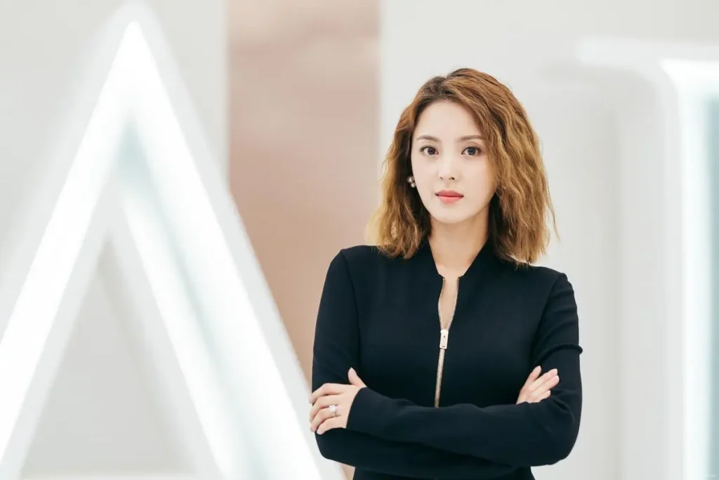 五官集中的人的面相