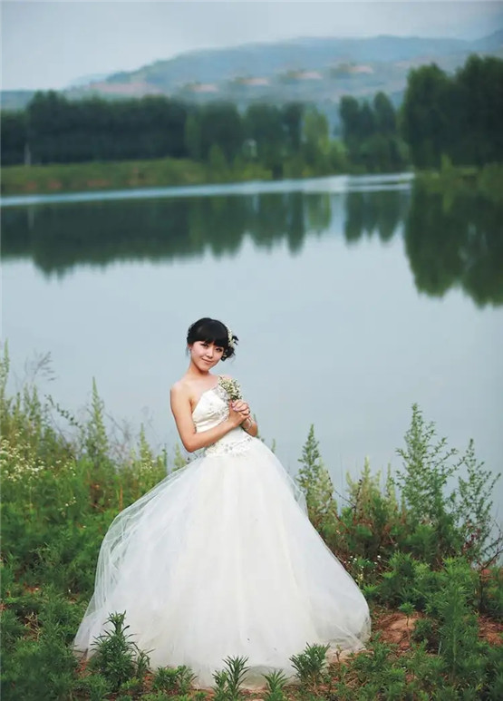 女性面相与人生运势：年龄增长中的富贵特征解析